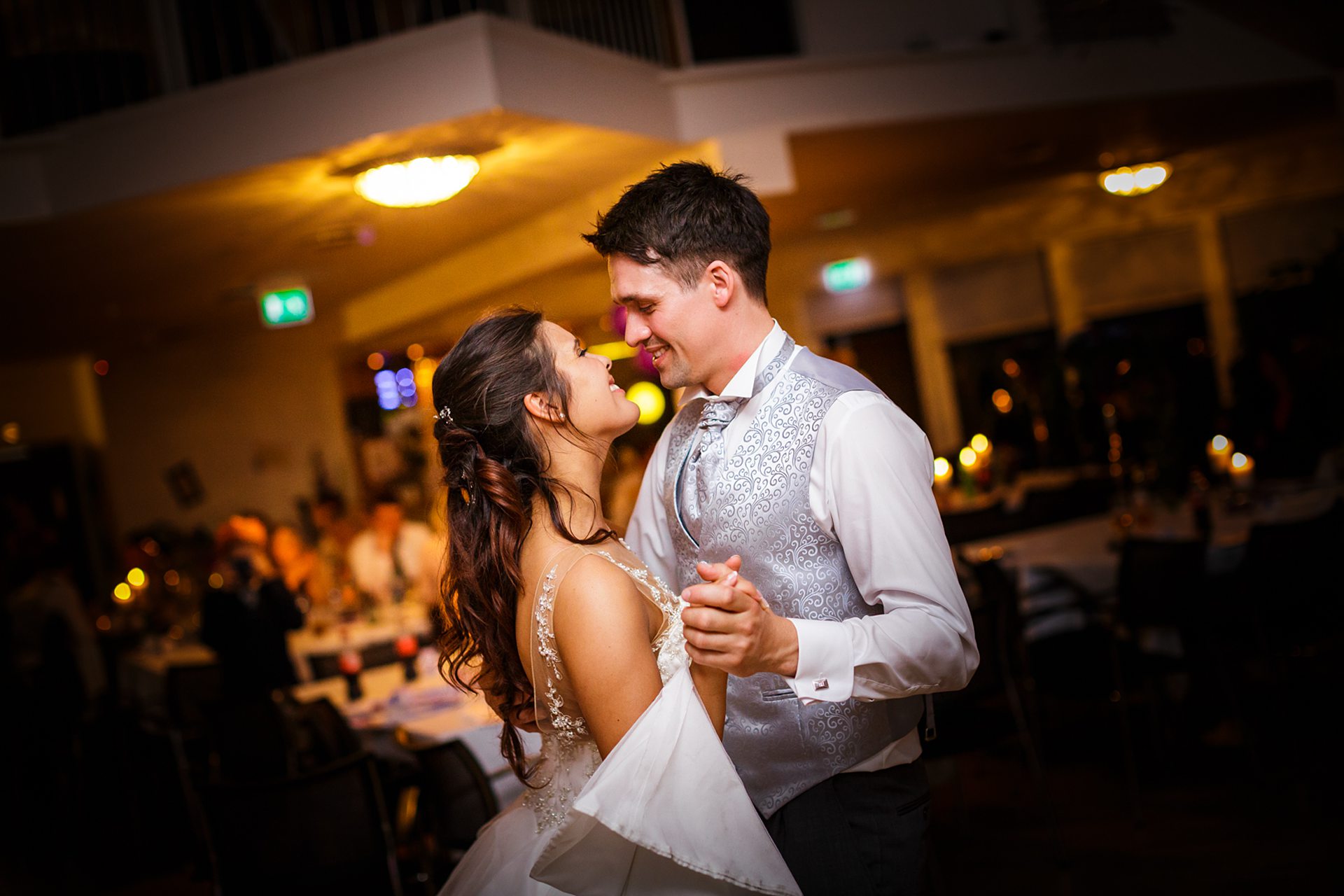 Brudepar fotografert på dansegulv av bryllupsfotograf i Molde