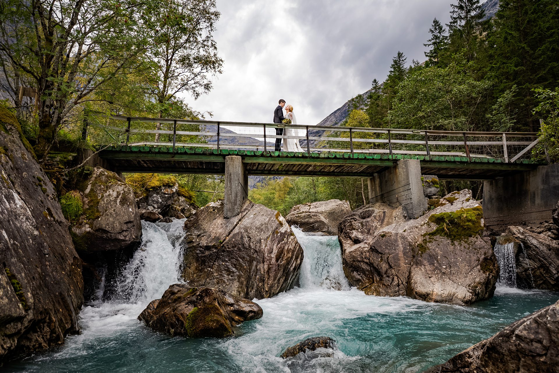 Bryllupsportrett i dramatisk fjellandskap