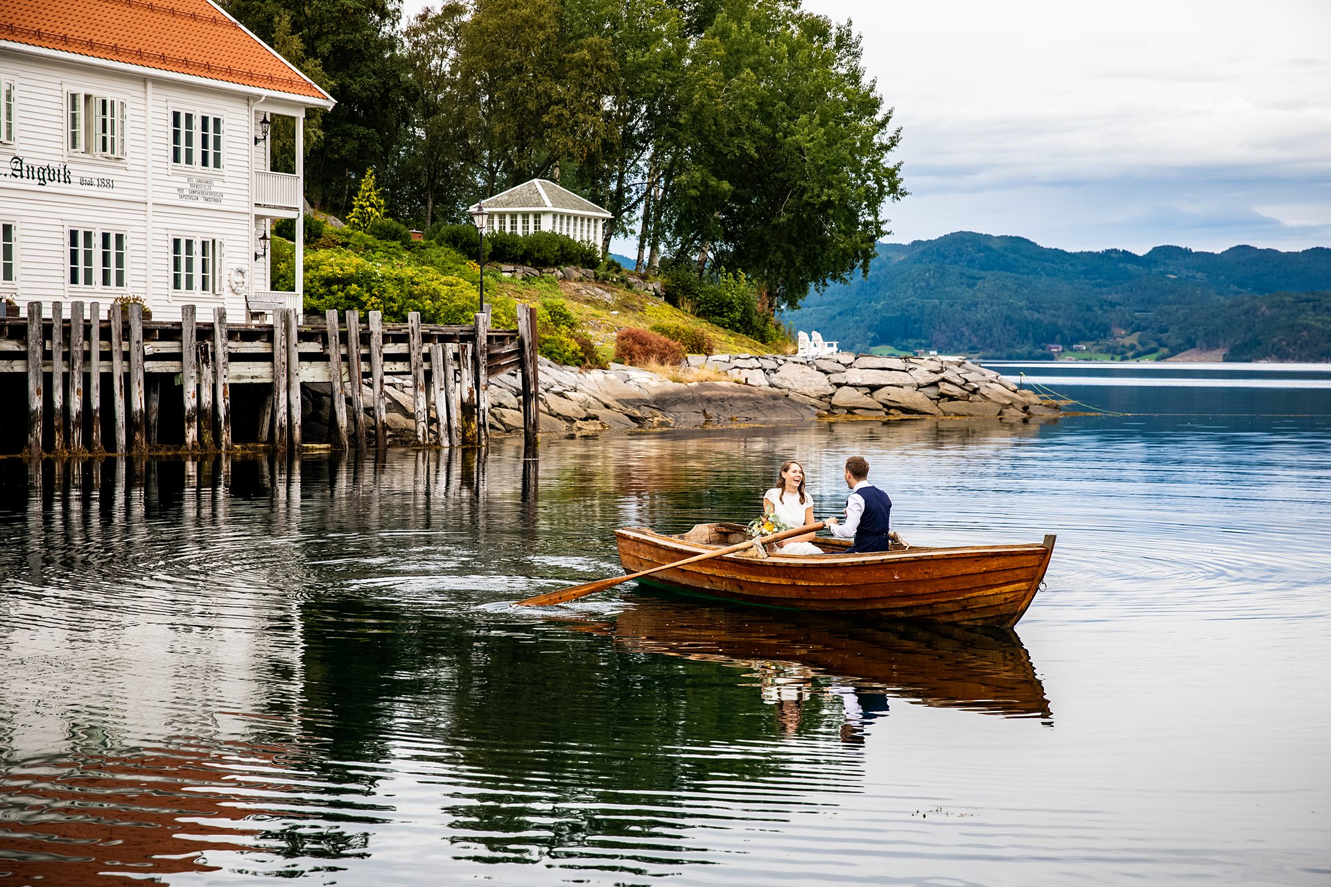 Brudepar i robåt utenfor Angvik Gamle Handelssted