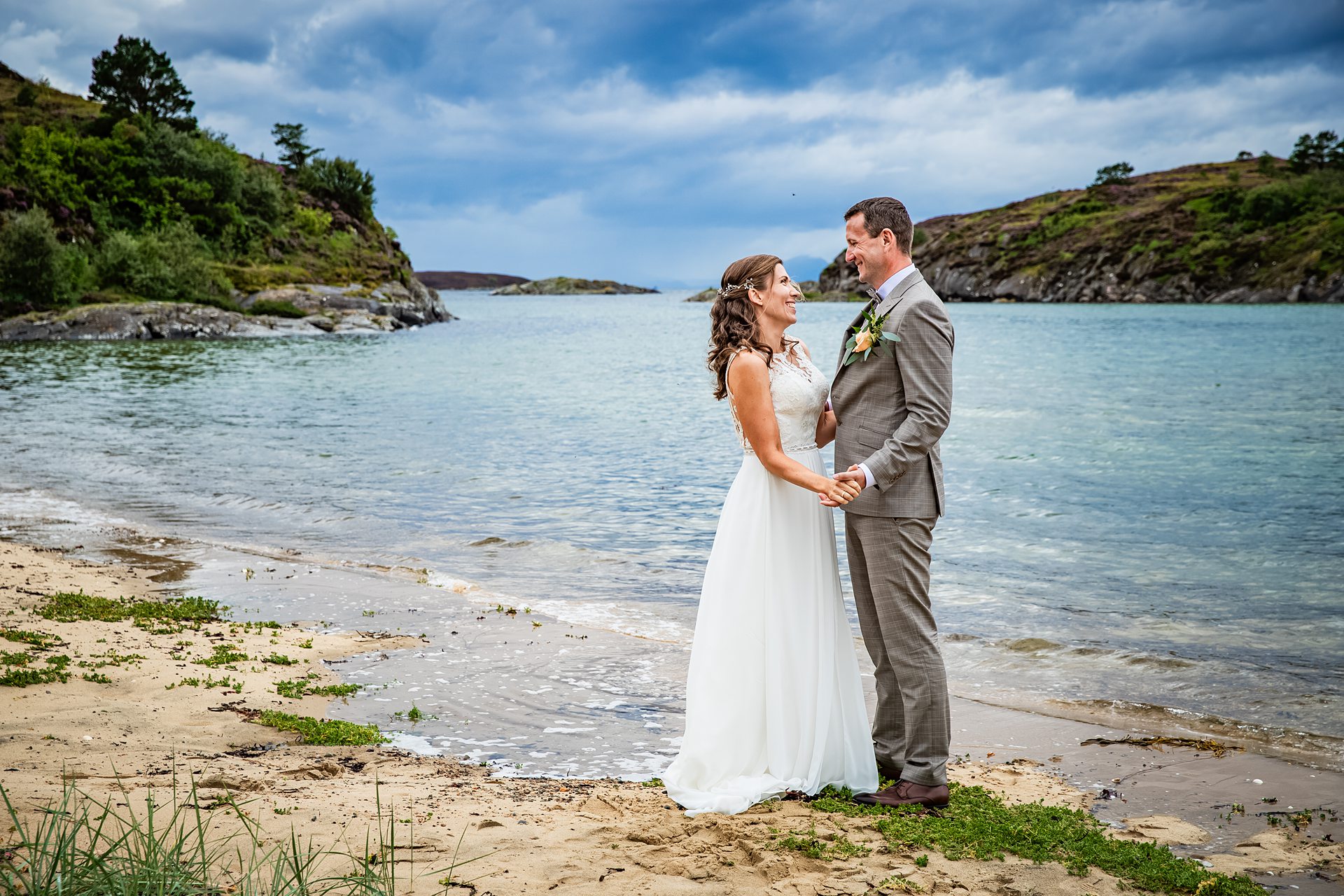 Bryllupsfotograf-molde-brudepar13 Brudepar på strand ved havet i Molde
