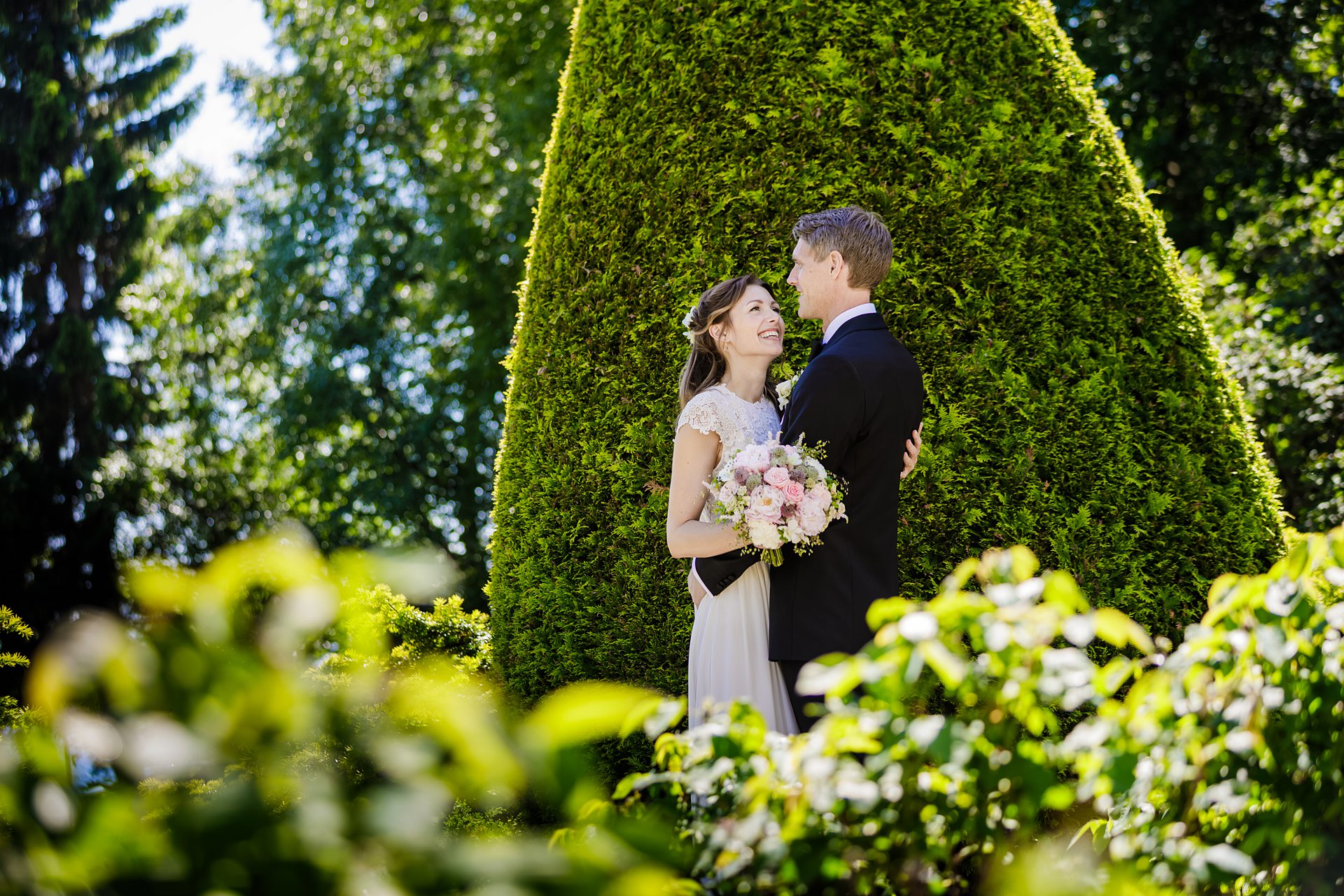 Romantisk portrett av brudepar på Retiroparken i Molde