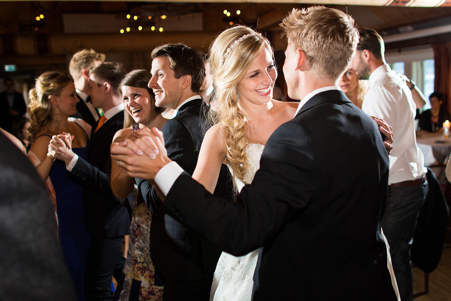 brudepar som danser på Angvik Gamle Handelssted