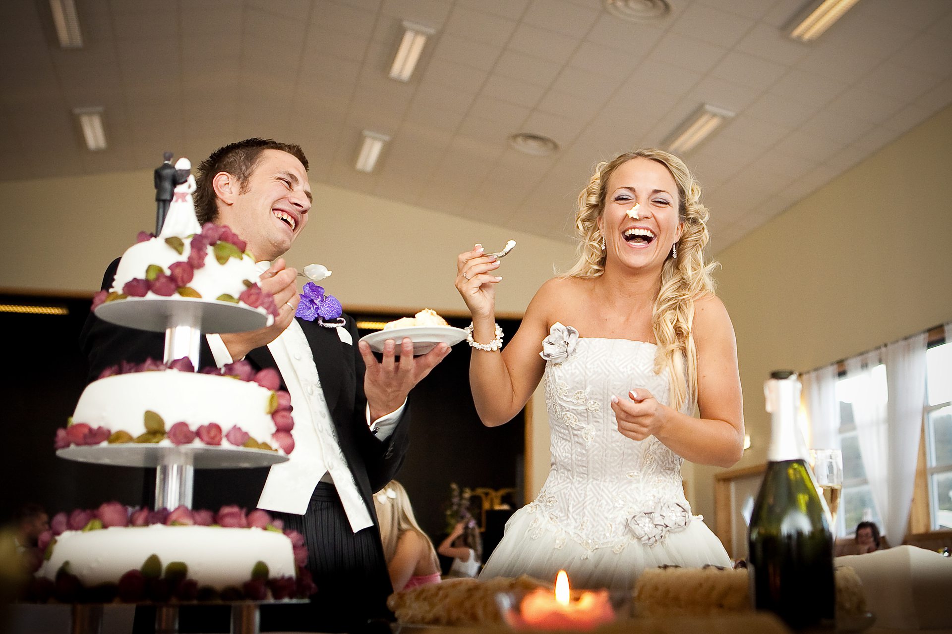 brudepar kutter bryllupskake i Molde