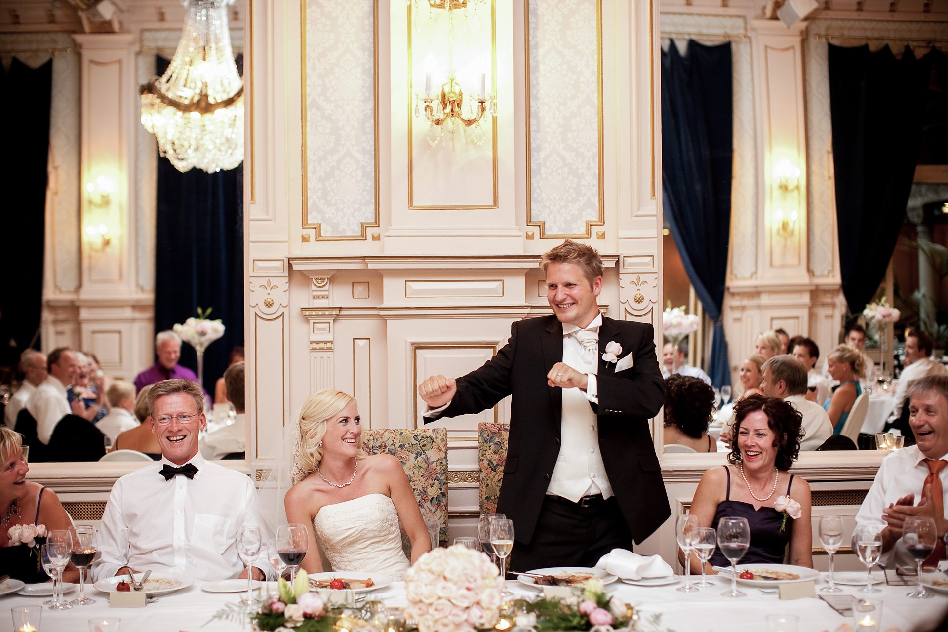 Bryllupsportrett i dramatisk fjellandskap