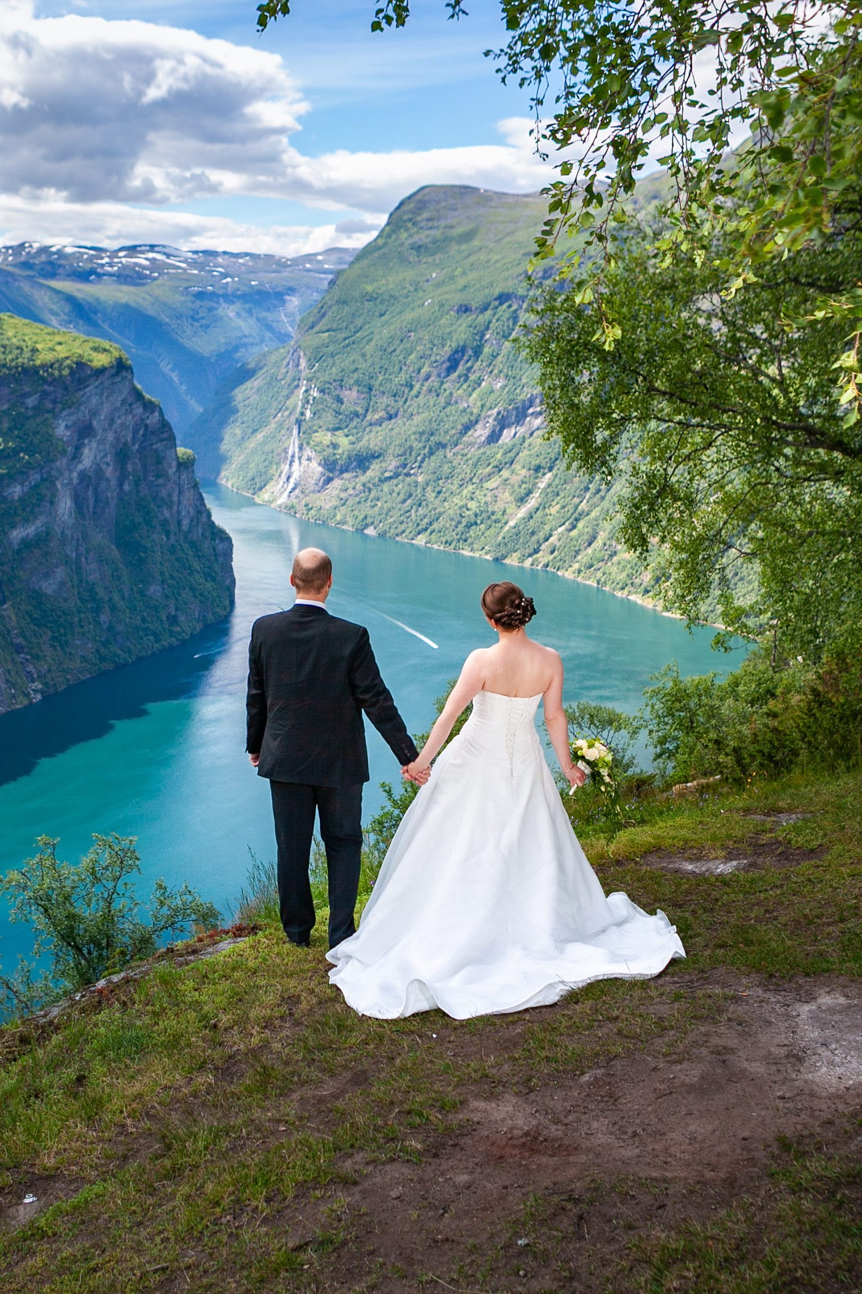 Bryllupsfotograf-geiranger-brudepar42 Bryllupsportrett i dramatisk fjellandskap