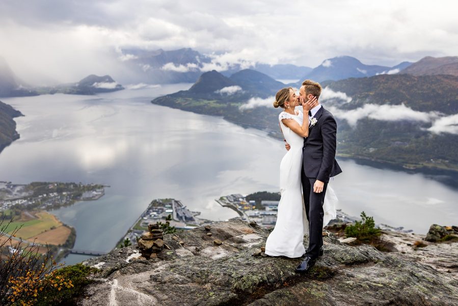 Bryllupsbilde med fjordutsikt tatt utenfor Eggen restaurant i Åndalsnes