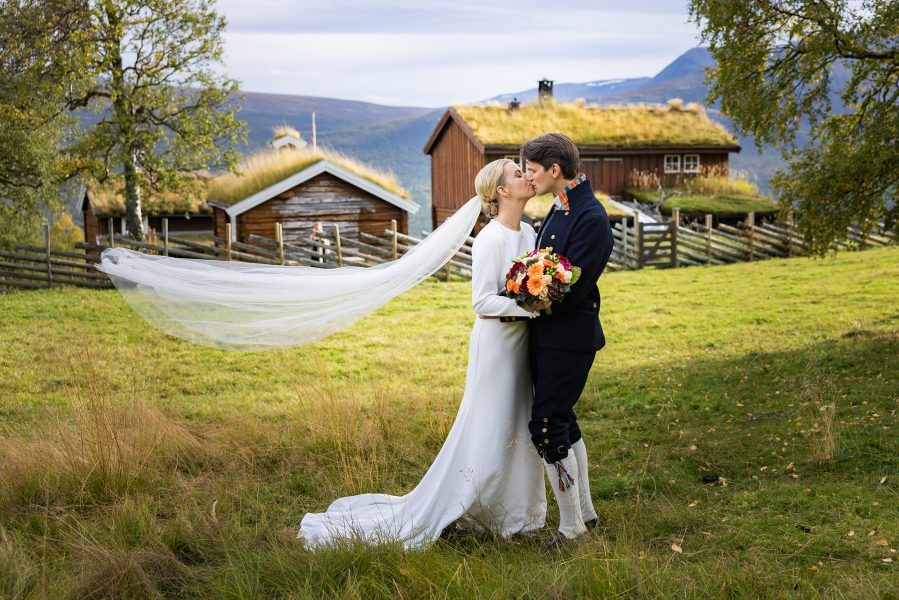 Brudepar fotografert på en seter på Oppdal