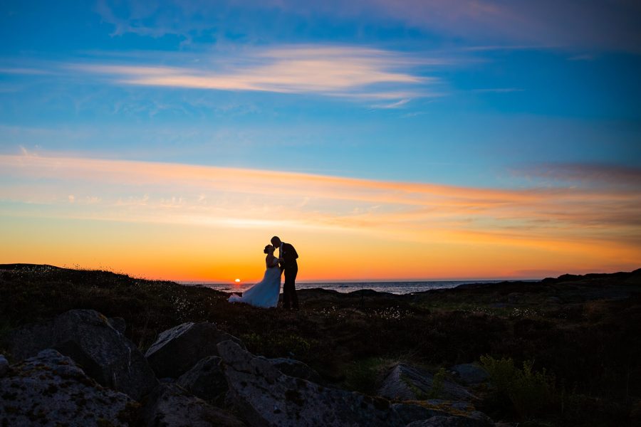 Brudepar i solnedgang ved Hustadvika og Atlanterhavsveien