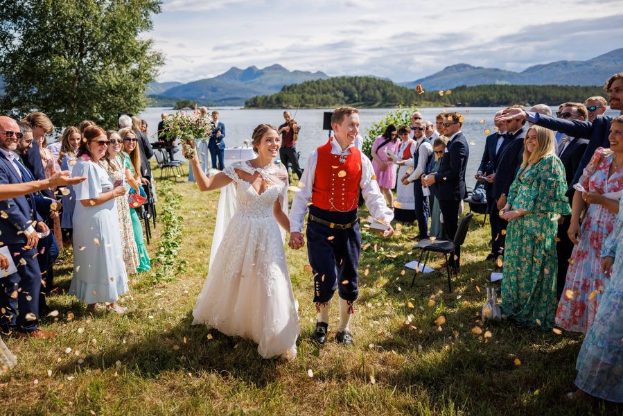Bryllupsseremoni i naturlige omgivelser i Norge