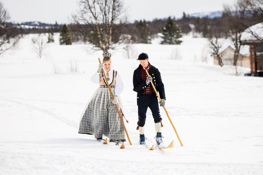 Brudepar fotografert i vinterlandskap Nøsen