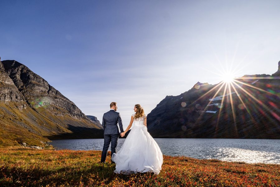 Brudepar i fjellandskap i Innderdalen